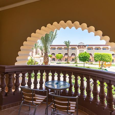 Sunrise Mamlouk Palace Resort Hurghada Exterior foto The view from the balcony of a suite at the Royal Hawaiian Hotel