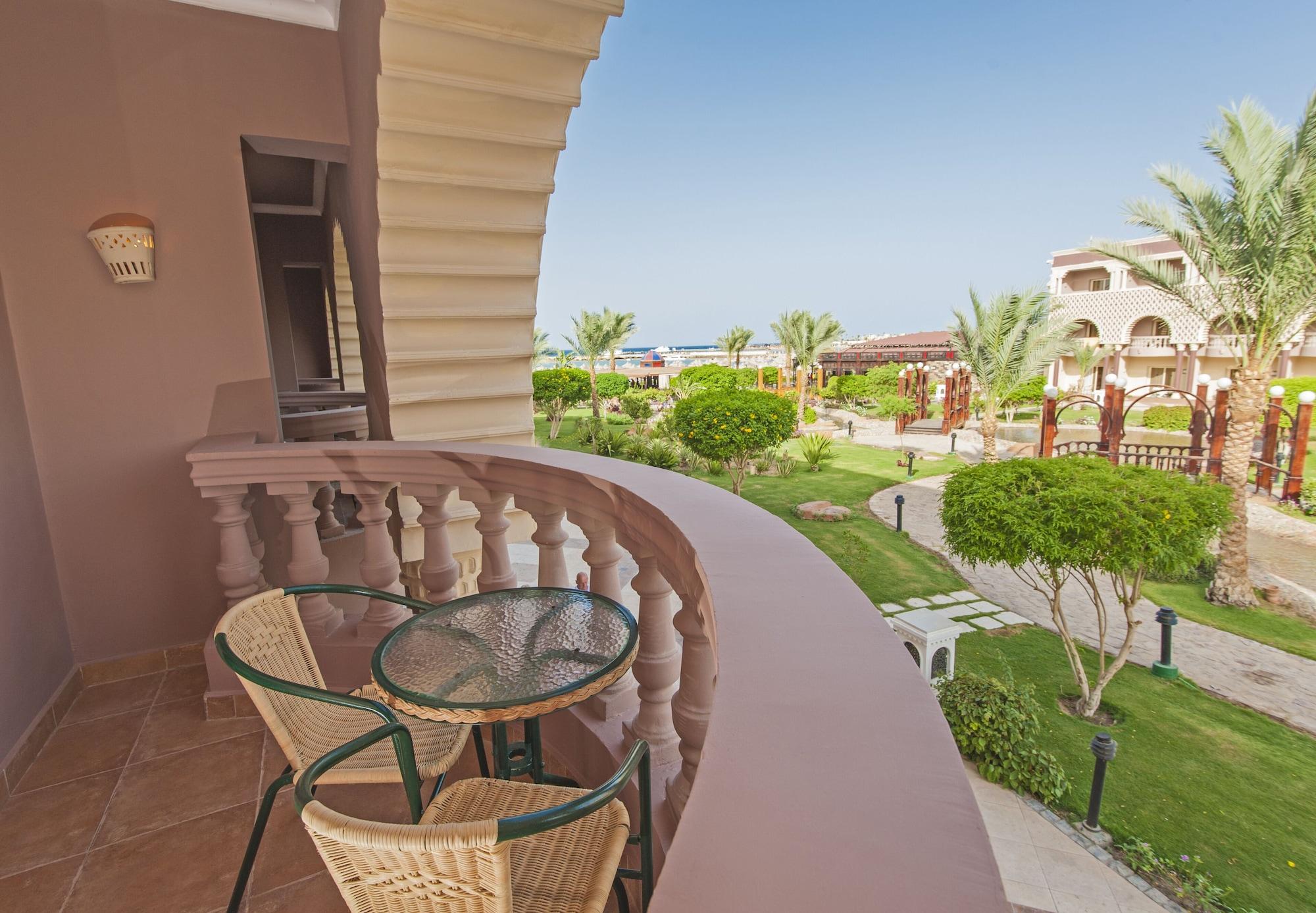 Sunrise Mamlouk Palace Resort Hurghada Exterior foto Balcony of a hotel room