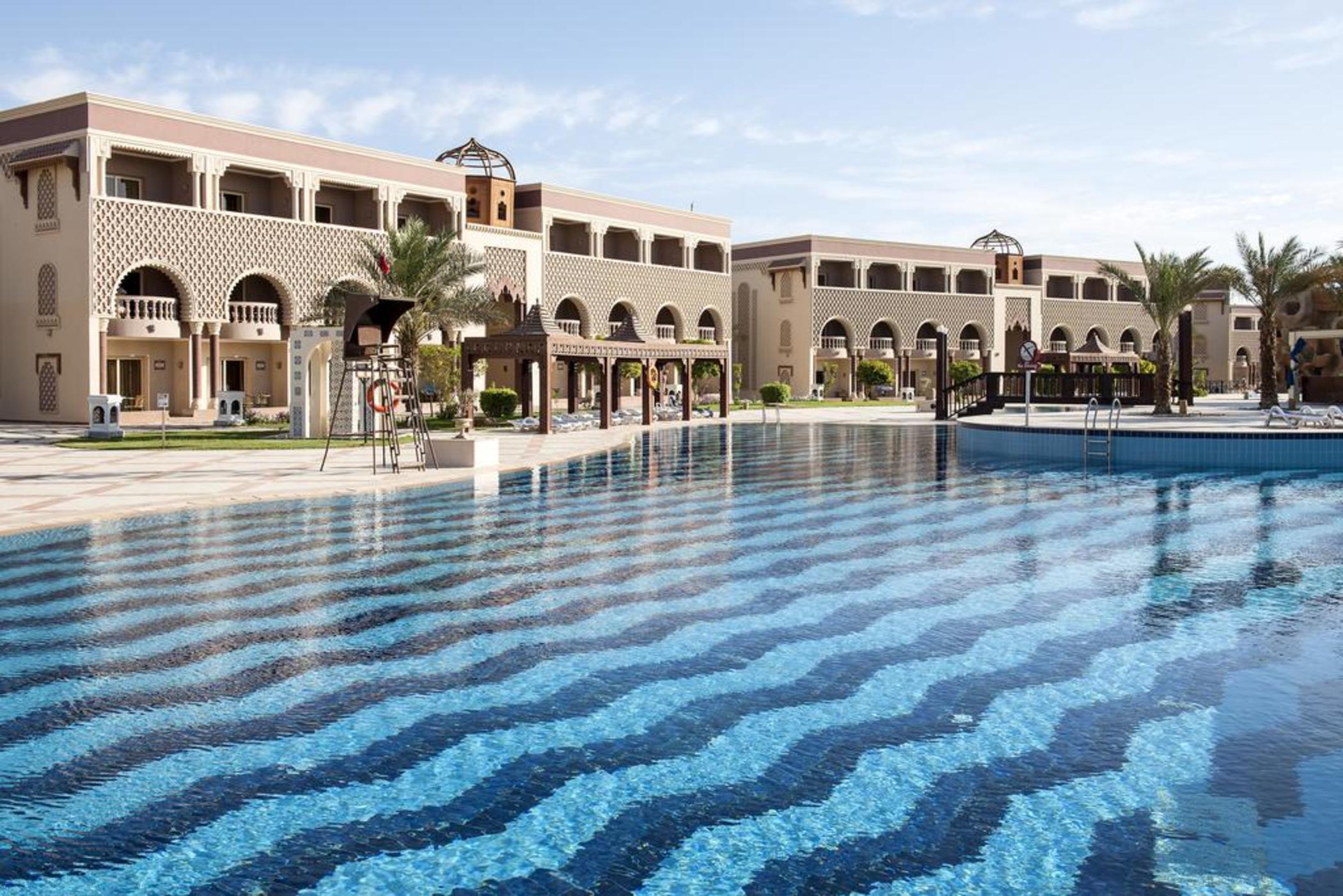 Sunrise Mamlouk Palace Resort Hurghada Exterior foto The pool at the resort