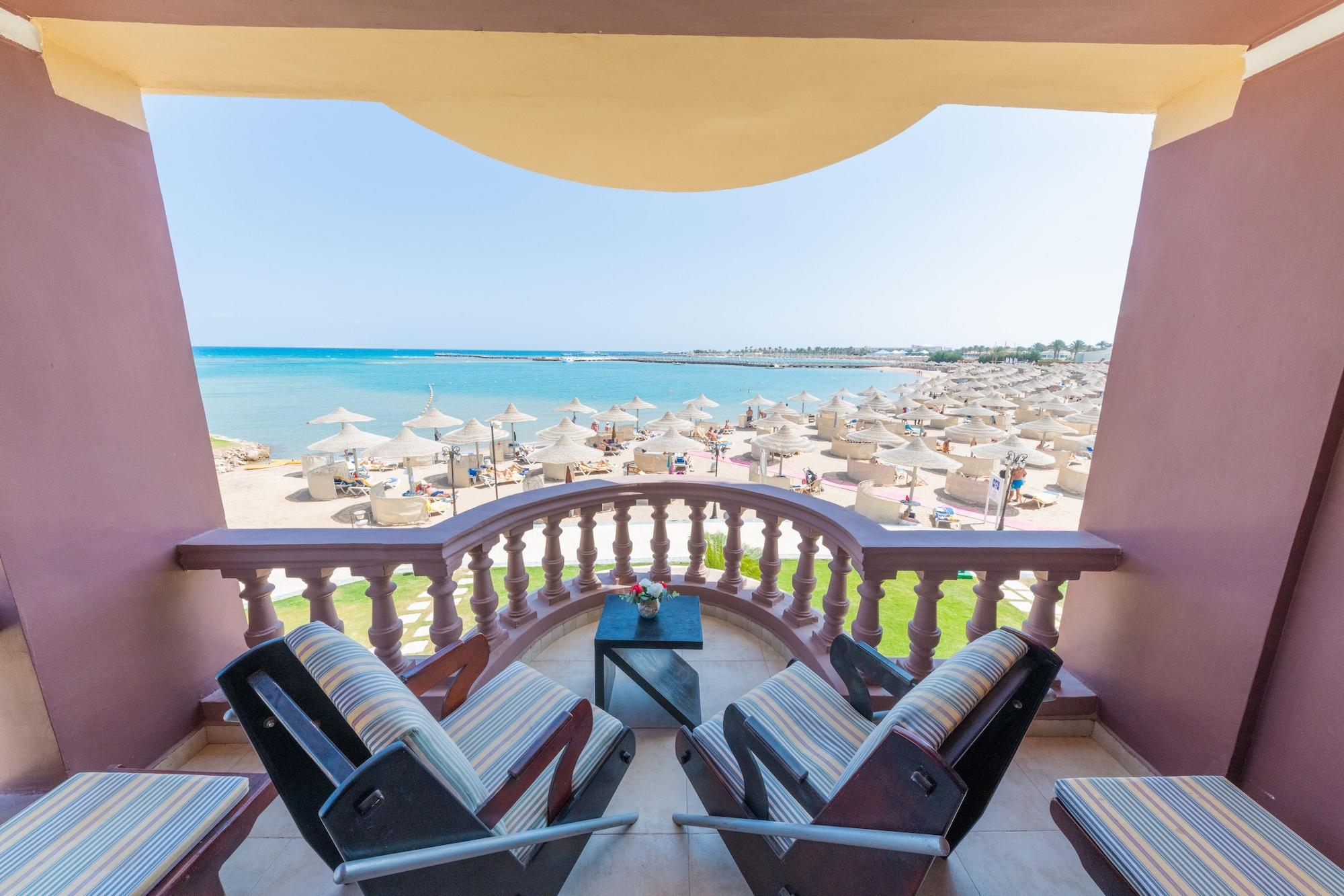 Sunrise Mamlouk Palace Resort Hurghada Exterior foto Balcony of a hotel room