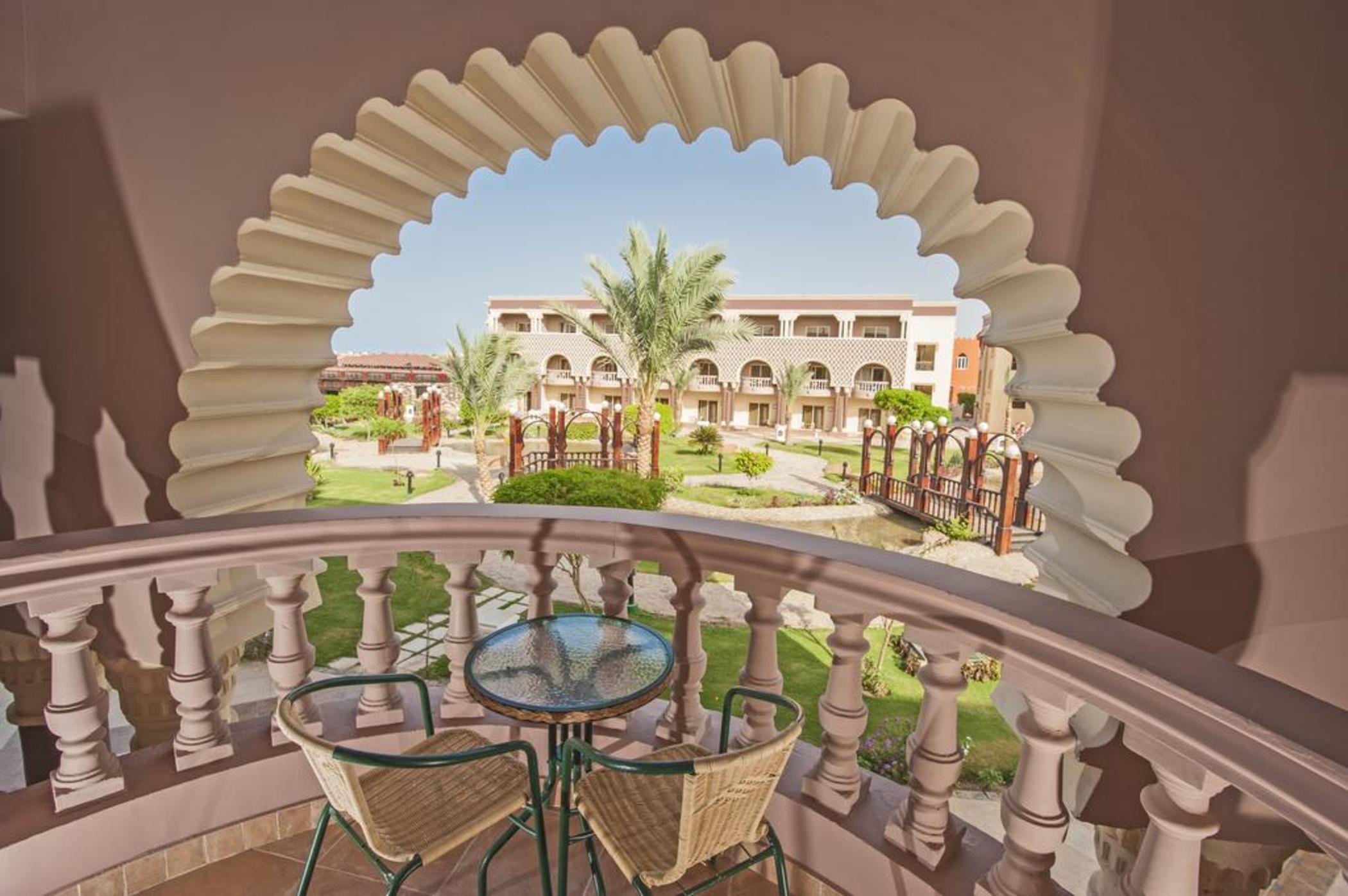 Sunrise Mamlouk Palace Resort Hurghada Exterior foto The resort's main building