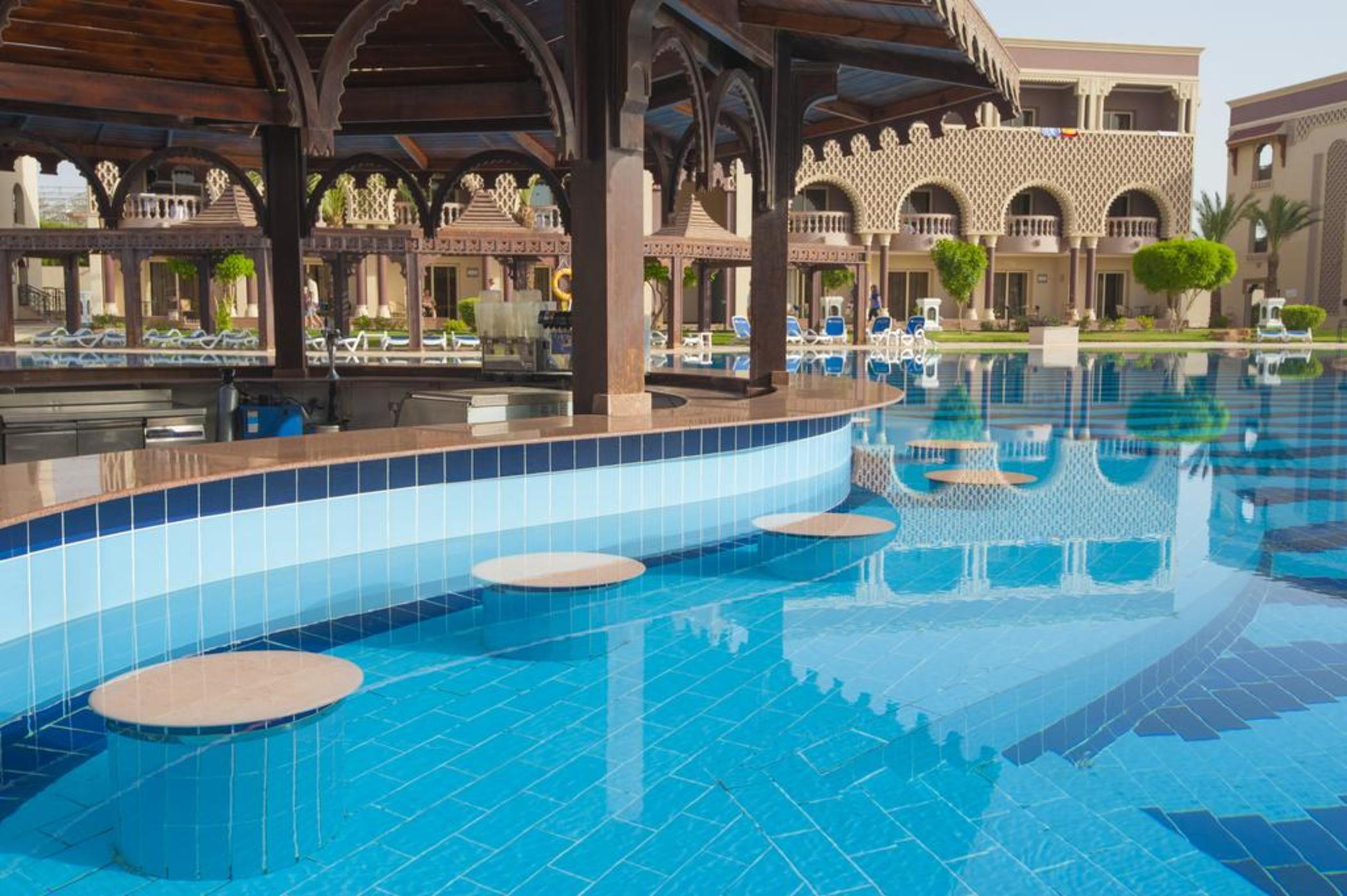 Sunrise Mamlouk Palace Resort Hurghada Exterior foto The pool bar at the Grand Hotel