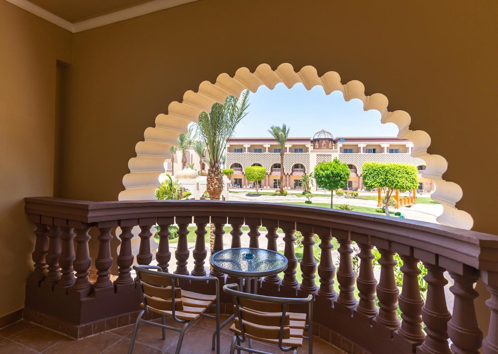 Sunrise Mamlouk Palace Resort Hurghada Exterior foto The view from the balcony of a suite at the Royal Hawaiian Hotel