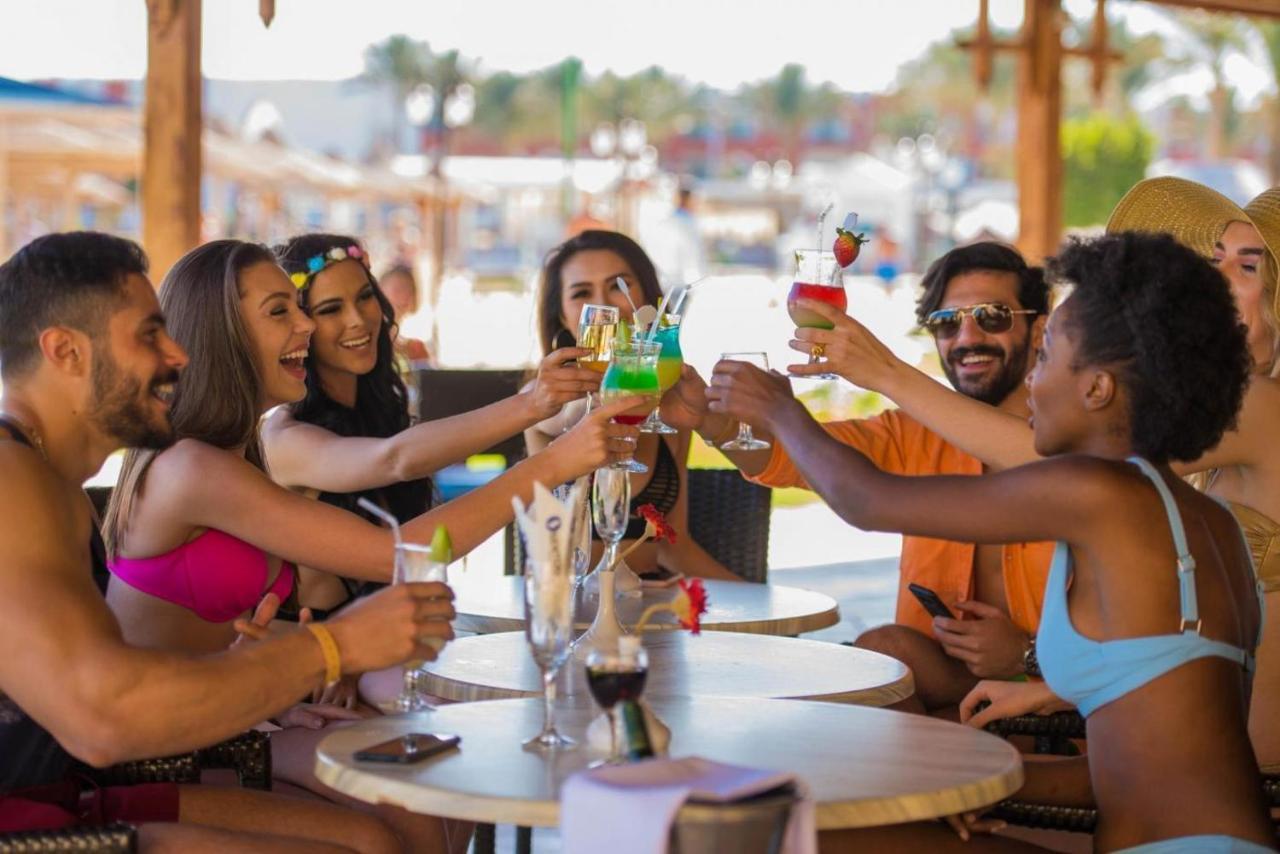 Sunrise Mamlouk Palace Resort Hurghada Exterior foto A group of friends toasting with cocktails
