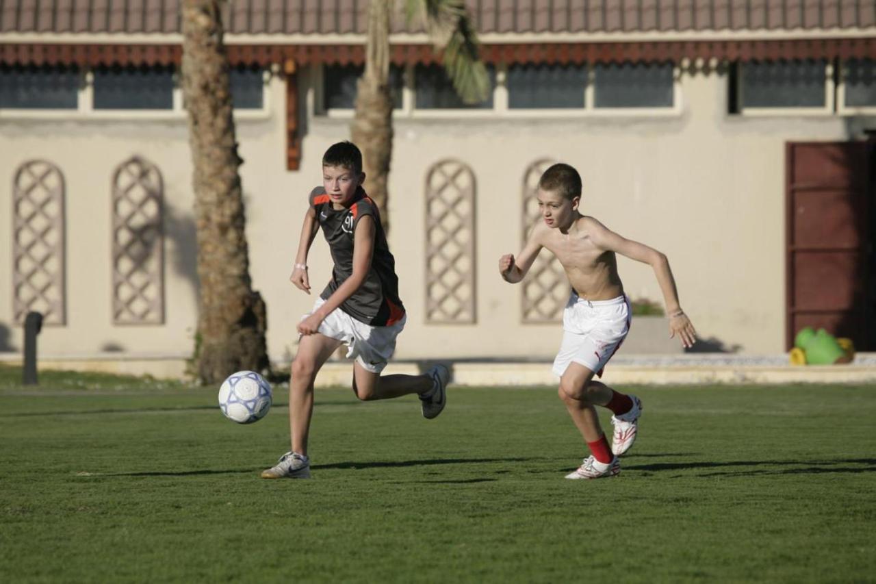 Sunrise Mamlouk Palace Resort Hurghada Exterior foto Children playing football in the United Arab Emirates